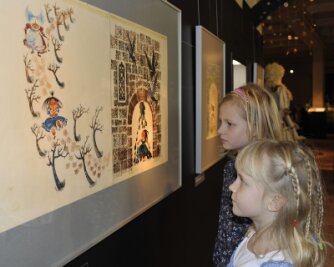 Schau macht Lust auf neues Museum - Die aktuelle Ausstellung bietet einen Vorgeschmack auf die geplante Dauerausstellung mit Werken von Regine Heinecke aus Bobenneukirchen. Lara Golder (links) und Nele-Merit Bauer schauen sich die Bilder an.