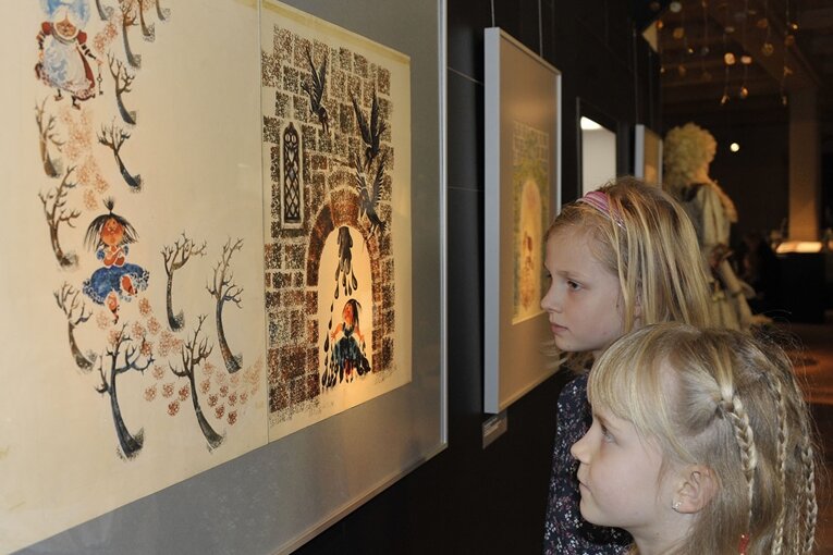Schau macht Lust auf neues Museum - Die aktuelle Ausstellung bietet einen Vorgeschmack auf die geplante Dauerausstellung mit Werken von Regine Heinecke aus Bobenneukirchen. Lara Golder (links) und Nele-Merit Bauer schauen sich die Bilder an.