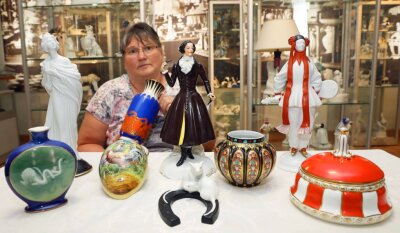 Schau mit Porzellan-Neuzugängen - Anette Böhme vom Vorstand des Fördervereins "Fraureuther Porzellan" mit den neuesten Exponaten, die in den vergangenen Monaten vom Verein gekauft wurden und nun in der Ausstellung im Herrenhaus zu sehen sind.
