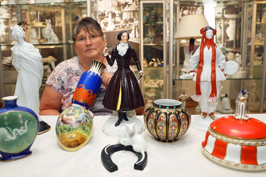 Schau mit Porzellan-Neuzugängen - Anette Böhme vom Vorstand des Fördervereins "Fraureuther Porzellan" mit den neuesten Exponaten, die in den vergangenen Monaten vom Verein gekauft wurden und nun in der Ausstellung im Herrenhaus zu sehen sind.