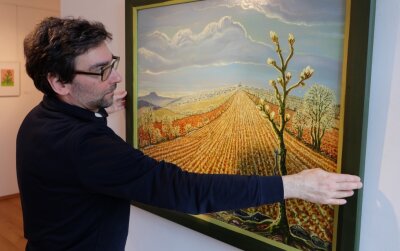 Schau widmet sich "seltenen Pflanzen" - Auf dem Foto präsentiert Galerieleiter Alexander Stoll ein Ölgemälde von Werner Franz