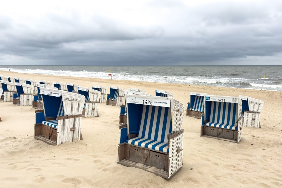 Schauer und Gewitter in den kommenden Tagen - Strandkörbe bei bewölktem Himmel und Temperaturen um 15 Grad Celsius am Strand von Westerland.