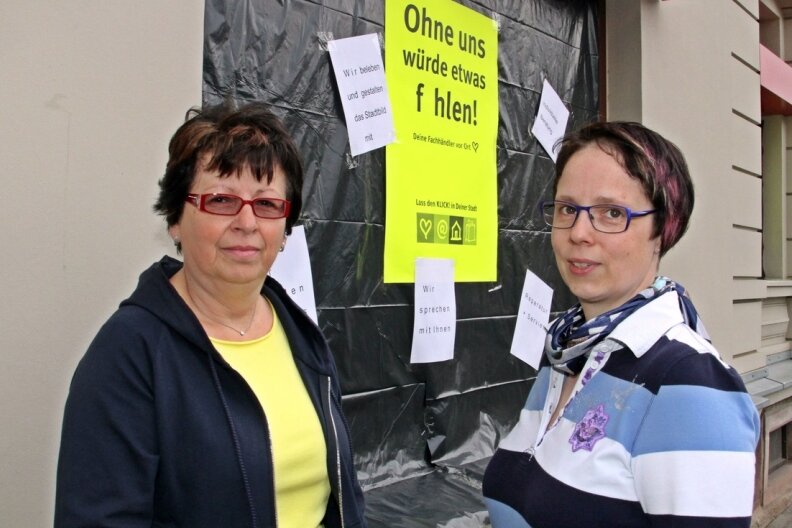 Schaufenster tragen Schwarz - Barbara Näser-Küchler (rechts) vom Optikerfachgeschäft - mit Kundin Bärbel Eibisch aus Fraureuth - gehört zu den Mitorganisatoren der Aktion in Werdau.