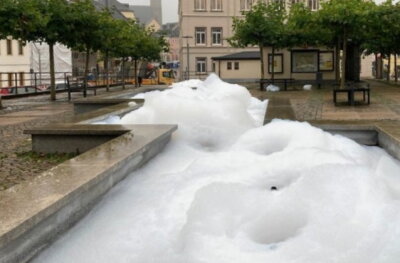 Der Brunnen auf dem Schneeberger Fürstenplatz ist mit Schaum gefüllt. Um weiteren Schaden zu vermeiden, wurde er abgestellt. 