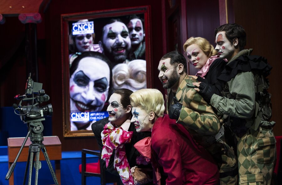 Schauspiel Leipzig zeigt brechtsche Hitler-Parabel als grellbunt-erhellende Trumpiade - Selfie mit Clown: Wie in jeder Diktatur, kommt es auch im Chicago des Arturo Ui auf die richtige Außenwirkung an. 