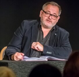 Schauspieler begeistert mit Lesung in Olbernhau - Zum Start in die neue Saison las der Schauspieler Michael Trischan im Theater Variabel "Rares für Bares". 