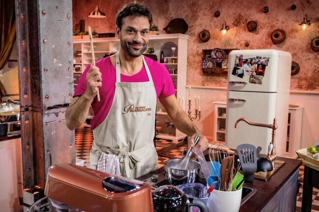 Schauspieler Kai Schumann stürzt sich bei der Show "Das große Promibacken" ins Torten-Chaos - Am Schneebesen: Kai Schumann für die TV-Sendung "Promibacken". 