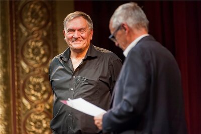 Schauspieler Michael Schramm erhält Löwel-Preis - Schauspieler Michael Schramm freut sich über die Worte von Laudator Friedrich Reichelt.