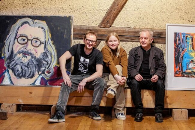 Schauspieler Milan Peschel stellt in Plauen aus: "Er ist einfach alles geworden" - Von links: Milan Peschel mit Tochter Sofia (22) während der Vernissage am Gründonnerstag mit Galerist Klaus Noack. 