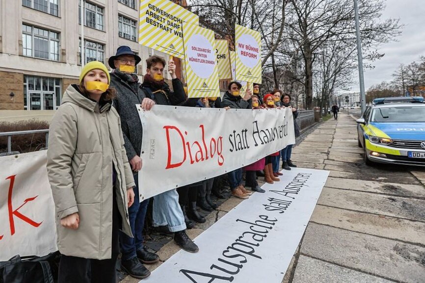 Schauspieler protestieren vor Chemnitzer Arbeitsgericht - 