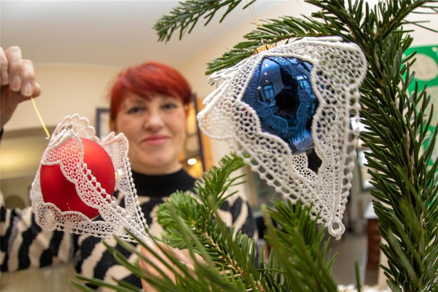 Schaustickerei Plauen: Wo die Weihnachtsbaumkugeln Röckchen tragen - Lydia Axtmann (im Bild) präsentiert in der Schaustickerei die von Uta Polenz entworfenen Kugelröckchen.