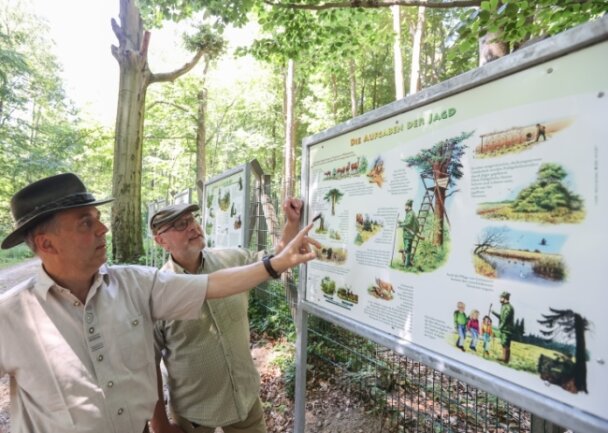 Schautafeln geben Auskunft über die Aufgaben der Jäger - Auf sieben Infotafeln wird über Aufgaben und Bedeutung der Jagd informiert. Im Bild: Jens Kühnert (links) vom Jagdverband und Steffen Brendel, Jagdpächter im Stadtwald Limbach-Oberfrohna. 