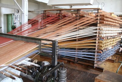Schauweberei Braunsdorf gewährt Einblick in historische Produktionssäle und alte Webkunst - In der Historischen Schauweberei Braunsdorf werden tausende Einzelfäden zu Stoffen gewebt.