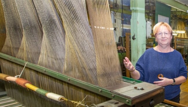 Museumsleiterin Andrea Weigel präsentiert die Jacquard-Maschine in der Tannenhauerfabrik. 