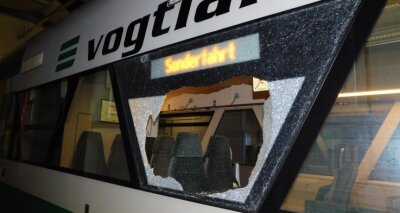 Scheibe von Vogtlandbahn zerstört: Zeugen gesucht - Die zerstörte Scheibe am Triebwagen der Vogtlandbahn. Die Bundespolizei ermittelt wegen gefährlichen Eingriffs in den Bahnverkehr. 
