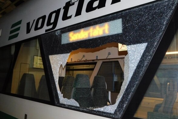 Scheibe von Vogtlandbahn zerstört: Zeugen gesucht - Die zerstörte Scheibe am Triebwagen der Vogtlandbahn. Die Bundespolizei ermittelt wegen gefährlichen Eingriffs in den Bahnverkehr. 