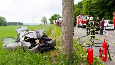 Scheibenberg: B 101 nach schwerem Unfall gesperrt - Bei dem Unfall wurden zwei Menschen verletzt.