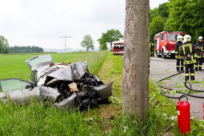 Scheibenberg: B 101 nach schwerem Unfall gesperrt - Bei dem Unfall wurden zwei Menschen verletzt.