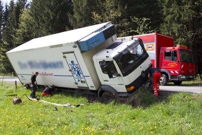 Ein Laster ist am Dienstag auf der Verbindungsstraße Scheibenberg-Elterlein verunglückt.