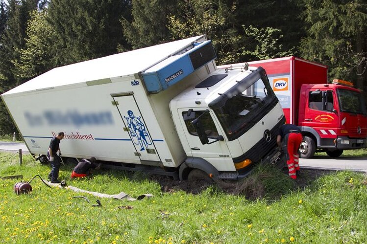 Ein Laster ist am Dienstag auf der Verbindungsstraße Scheibenberg-Elterlein verunglückt.