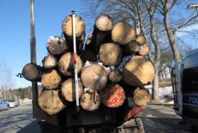 Scheibenberg: Polizei stoppt überladenen Holztransporter - Die Polizei stoppte diesen Holztransporter ...