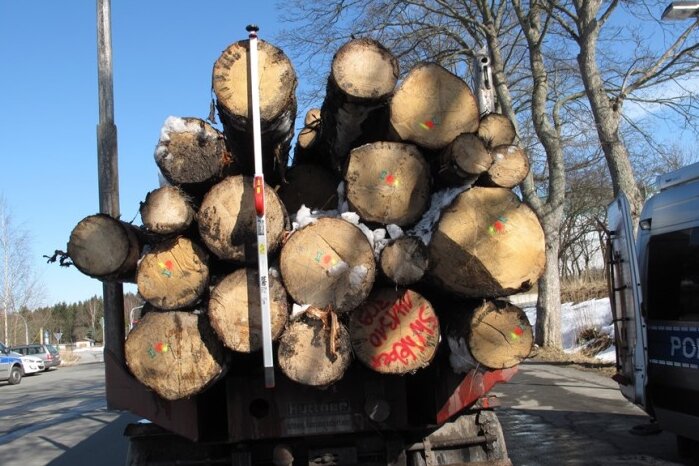 Scheibenberg: Polizei stoppt überladenen Holztransporter - Die Polizei stoppte diesen Holztransporter ...