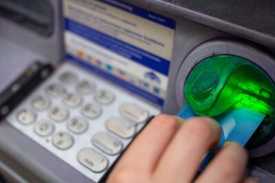 Scheine sollten stecken bleiben: Geldautomat in Dresden manipuliert - Der Geldautomat in Dresden wurde so manipuliert, dass die Geldscheine stecken blieben, bevor sie den Ausgabeschacht erreichten.