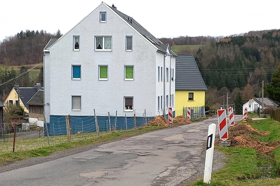 Schellenberger Straße in Hohenfichte wird 2024 ausgebaut: Jetzt gibt es Geld für den Fußweg - Die Schellenberger Straße in Hohenfichte wird 2024 ausgebaut. Die Gemeinde Leubsdorf übernimmt die Kosten für den Gehwegbau.