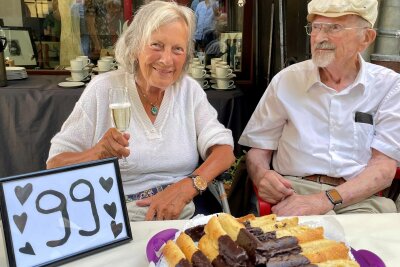 Scherenschnittkünstlerin aus Schwarzenberg wird zum 99. Geburtstag überrascht - Sie ist ein Meisterin des Scherenschnitts: Gudrun Beier zu ihrem 99. Geburtstag mit ihrem Bruder Dieter Junghans (91) aus Leipzig.