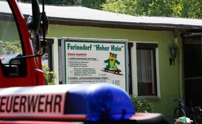 Scherzartikel löst Großeinsatz aus - Die Limbacher Ortsfeuerwehr und der Gefahrgutzug aus Waldenburg waren am Samstagvormittag wegen des Verdachts auf einen Buttersäure-Anschlag mit 25 Einsatzkräften im Feriendorf "Hoher Hain" vor Ort.
