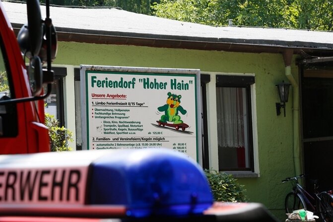 Scherzartikel löst Großeinsatz aus - Die Limbacher Ortsfeuerwehr und der Gefahrgutzug aus Waldenburg waren am Samstagvormittag wegen des Verdachts auf einen Buttersäure-Anschlag mit 25 Einsatzkräften im Feriendorf "Hoher Hain" vor Ort.
