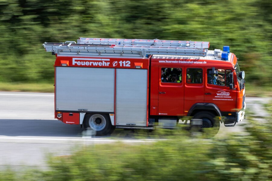Scheune brennt in Wildenfels - Ein Löschfahrzeug der Feuerwehr fährt zu einem Einsatz.