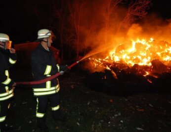 Scheune geht zum dritten Mal in Flammen auf - 
              <p class="artikelinhalt">Gegen 19 Uhr wurde die Feuerwehr zur brennenden Scheune in Weißbach gerufen, konnte diese aber nur noch kontrolliert abbrennen lassen.</p>
            