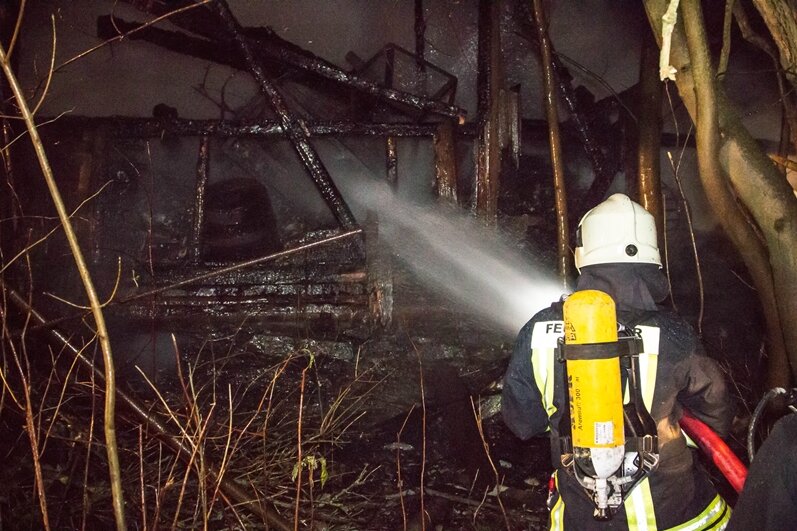 Scheune in Hopfgarten niedergebrannt - Feuerwehr kann Wohnhaus retten - 