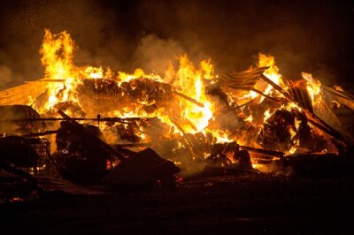 Scheune in Naundorf brennt komplett nieder - 