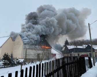 Scheune in Neukirchen brennt komplett ab - Niedergebrannt ist eine Scheune im Neukirchener Ortsteil Dänkritz am Samstagmittag. 