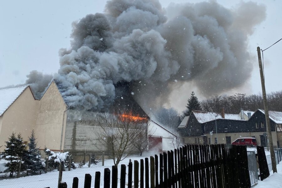 Scheune in Neukirchen brennt komplett ab - Niedergebrannt ist eine Scheune im Neukirchener Ortsteil Dänkritz am Samstagmittag. 