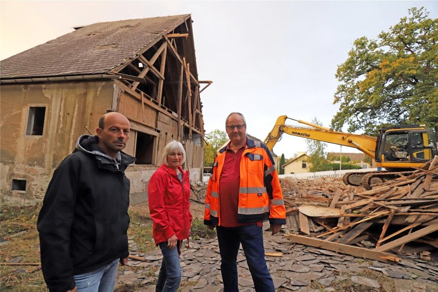 Scheunen-Abriss in Helbigsdorf schafft Platz für neues Dorfzentrum - Ralf Ahrens und Brigitte Weigold vom Heimatverein sowie Gerd Saring vom Bauhof (v.l.) vor den Resten der alten Scheune.