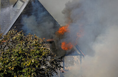 Scheunenbrand greift auf Mehrgenerationenhaus über - Nachdem die Scheune abgebrannt war, griffen die Flammen auf das Wohnhaus über (Foto).