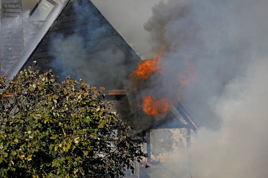 Scheunenbrand greift auf Mehrgenerationenhaus über - Nachdem die Scheune abgebrannt war, griffen die Flammen auf das Wohnhaus über (Foto).