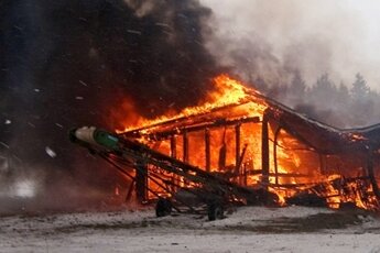 Scheunenbrand - Haus bleibt verschont - Eine Scheune in Bärenstein ist samt Inventar abgebrannt. Dazu zählten laut Polizei etwa ein Traktor und verschiedene Maschinen. Beim benachbarten Wohnhaus waren durch die Hitze schon Scheiben geborsten. 
