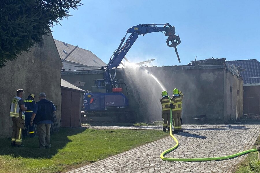 Scheunenbrand in Erlau: Ermittlungen dauern an - Nachdem das Technische Hilfswerk Dachteile entfernt hatte, konnte die Feuerwehr an der Scheune besser löschen.