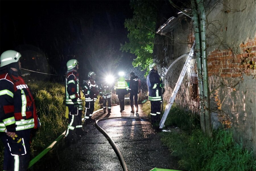 Scheunenbrand in Lunzenau - Polizei ermittelt wegen Brandstiftung - Am Schäfereiweg in Lunzenau ist am Freitagabend ein Brand ausgebrochen.