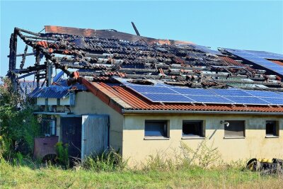 Scheunenbrand in Mühlbach: Wie löscht man ein Dach mit Solarzellen? - Die Reste der abgebrannten Scheune mit derSolartechnik auf dem Dach. Foto: Falk Bernhardt