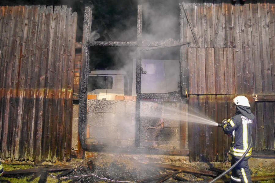 Scheunenbrand in Olbernhau: Ermittler gehen von Brandstiftung aus - 