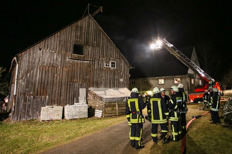 Scheunenbrand in Pfaffroda: Eigentümer nach Löscharbeiten im Krankenhaus - 