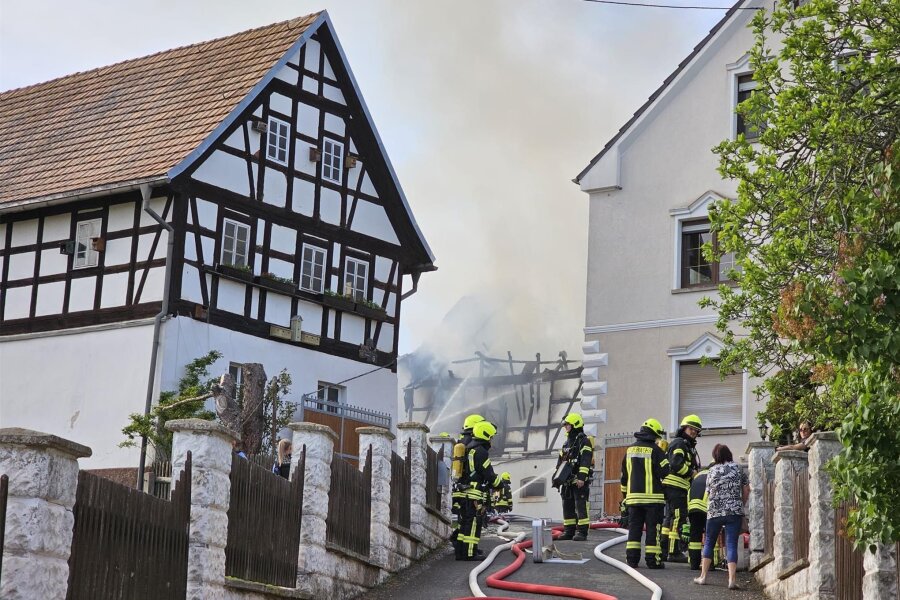 Scheunenbrand in Steinpleis: Polizei nennt Grund für Ausbruch des Feuers - Am Montagabend hat die Scheune eines Vierseithofes am Ende des Salatberges in Steinpleis in Flammen gestanden.