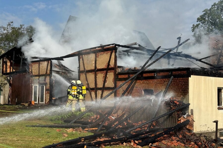 Scheunenbrand in Wildenfels: Kräfte aus acht Feuerwehren bringen Flammen unter Kontrolle - Blick zur Einsatzstelle in Wiesen.