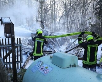 Scheunenbrand: Polizei ermittelt noch - Die Scheune in Reinsberg brannte am Sonntag gegen 12.45 Uhr vollständig nieder.