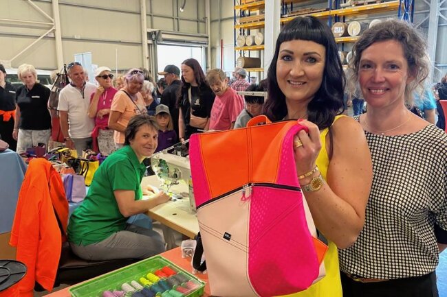 Schick und selbst gestaltbar: Der neue Vogtland-Rucksack ist da - Ist ab sofort auch im Vogtland-Design zu haben: Der neue Rucksack "Buddy", den hier Vowalon-Chefin Mareen Götz mit Rucksack-Designerin Kathi Halama präsentiert. Links Vowalon-Näherin Katrin Meinl Schmidt, die auch die neuen Rucksäcke näht. 